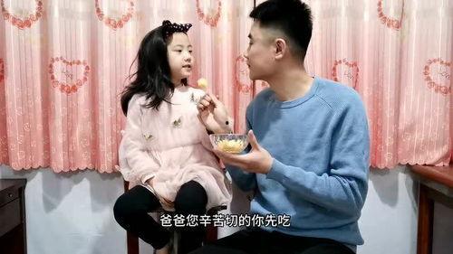 喂爸爸吃哈密瓜搞笑视频,笑料横生，喂食瞬间成欢乐盛宴！