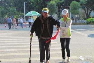 老人拄拐吃瓜视频