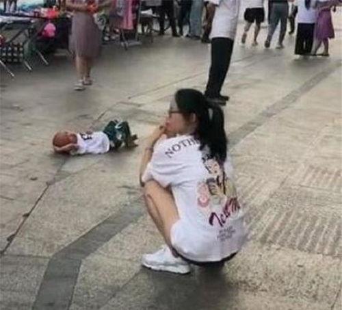 妈妈撒泼打滚女儿吃瓜视频,这是什么神仙母女关系？