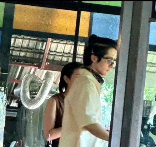 情侣k歌房吃瓜视频,吃瓜群众直呼“太甜了！”