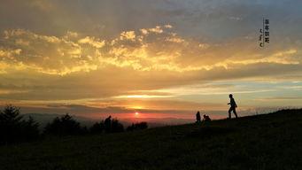 山顶吃瓜赏景视频,视频带你领略自然魅力