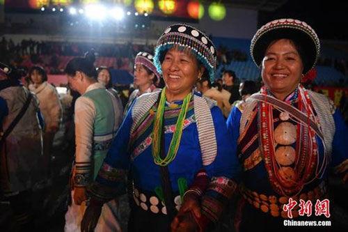 傈僳族遛鸟吃瓜视频,遛鸟吃瓜，感受民族生活韵味