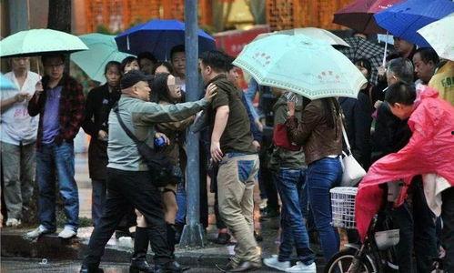 上海男子吃瓜事件视频播放,视频播放引发网友热议