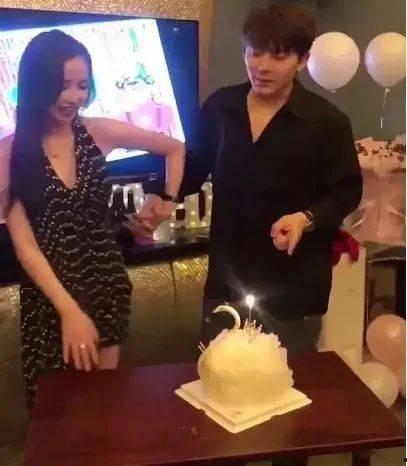 曝陈翔新恋情吃瓜视频,甜蜜互动引网友热议