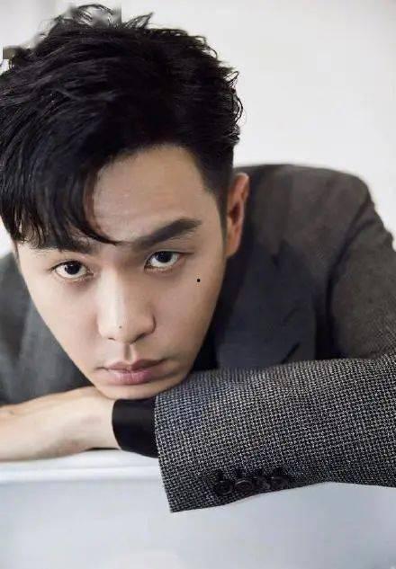 张若昀吃瓜王源视频播放,视频播放量飙升，网友热议不断