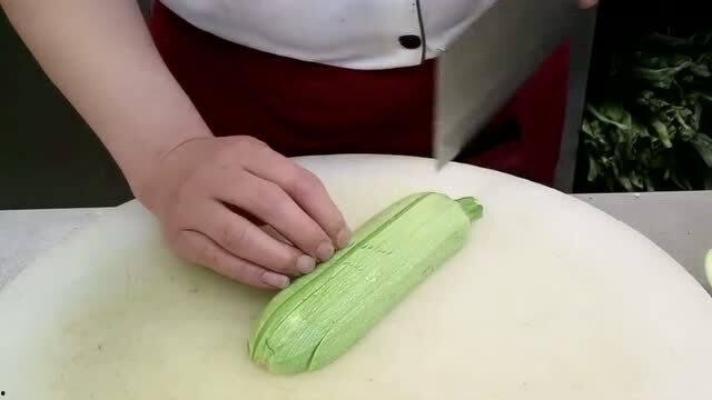 圆形瓜怎么切方便吃的视频,美味尽享！